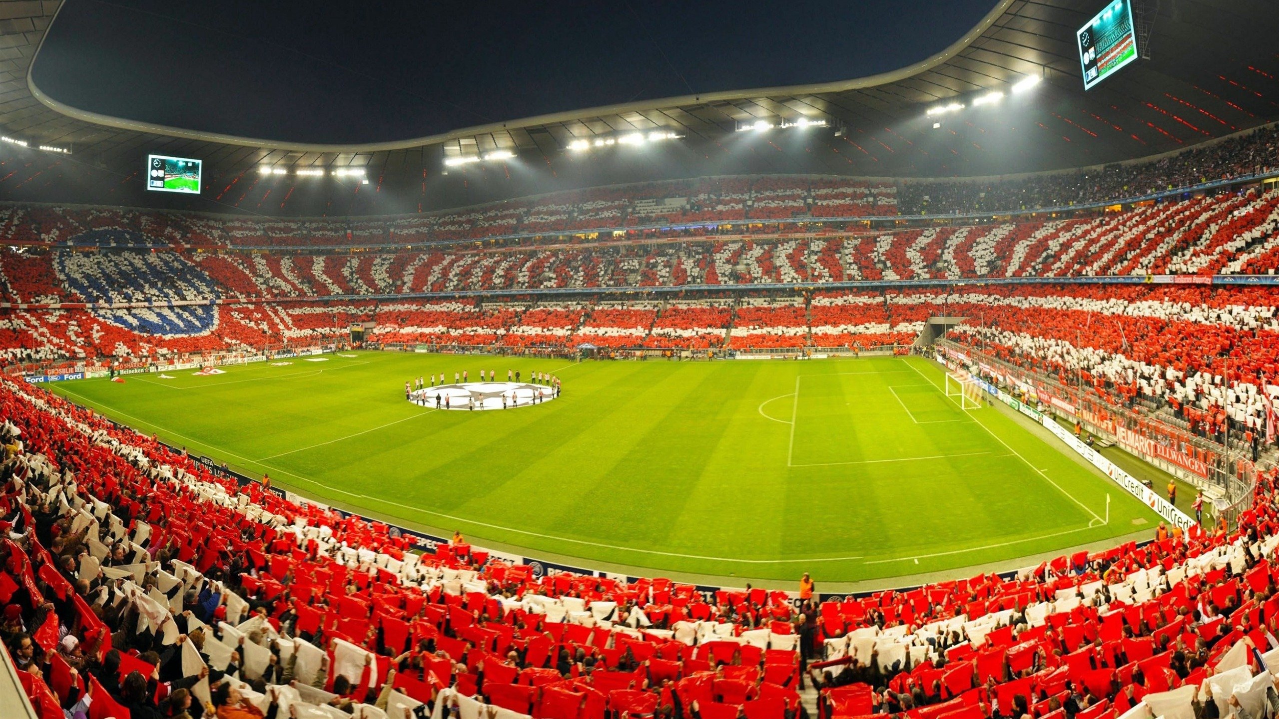 詹姆斯训练后与小球迷合影致谢支持，詹姆斯和球迷的合照